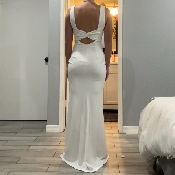 White casual or beach wedding dress. - Picture 2 of 7